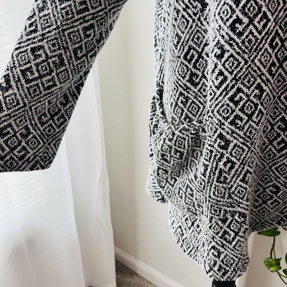 Erin London Black & White Geometric Soft Stretchy  Cowl Neck Sweater Size Large - Picture 3 of 9